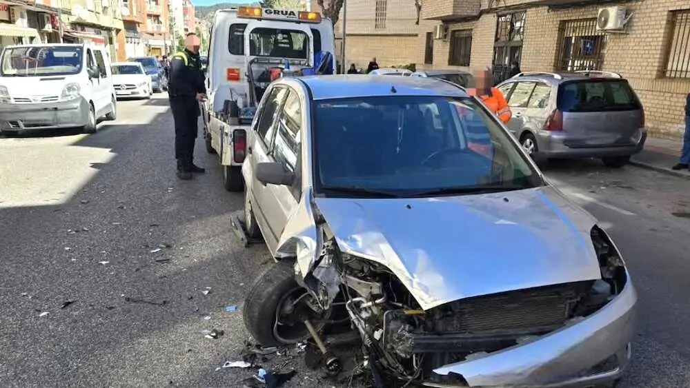 Colisi&oacute;n entre un turismo y una ambulancia en plena v&iacute;a de Cuenca