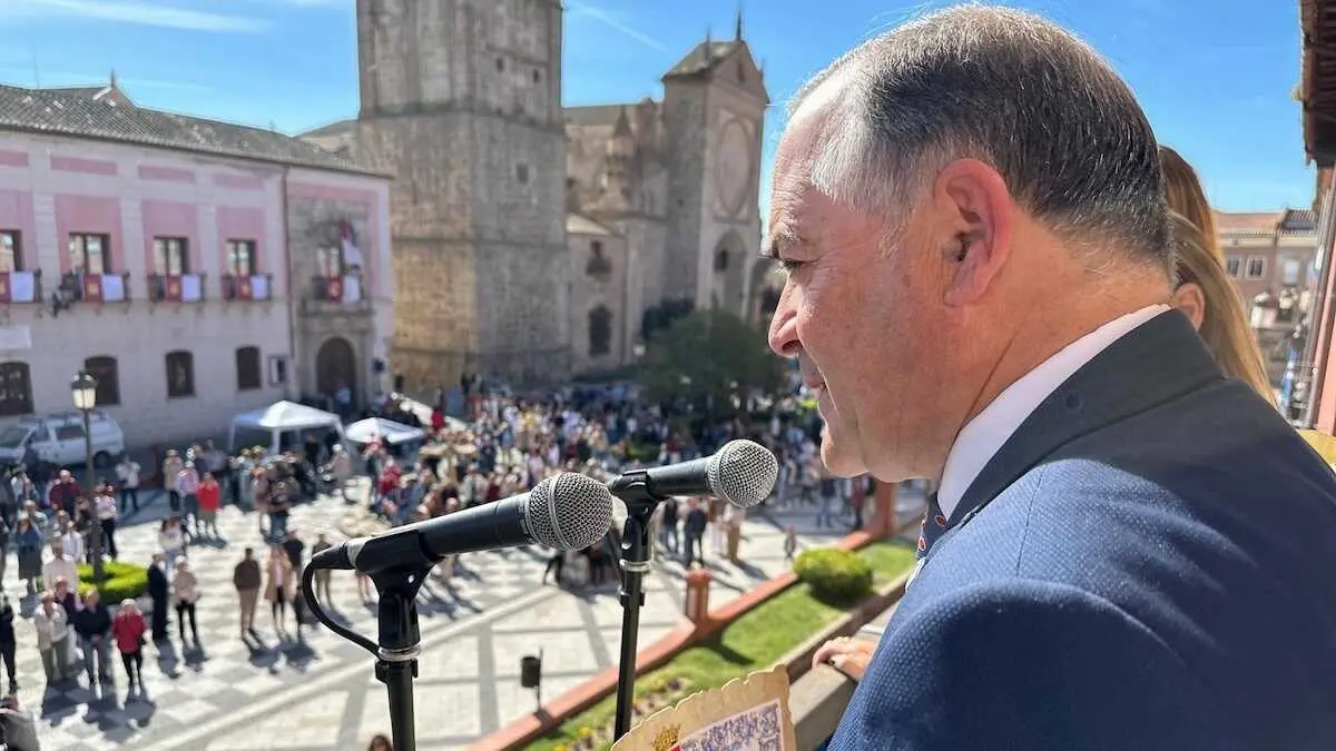 El alcalde de Talavera de la Reina (Toledo), Jos&eacute; Juli&aacute;n Gregorio, durante el Preg&oacute;n del Le&ntilde;o Florido