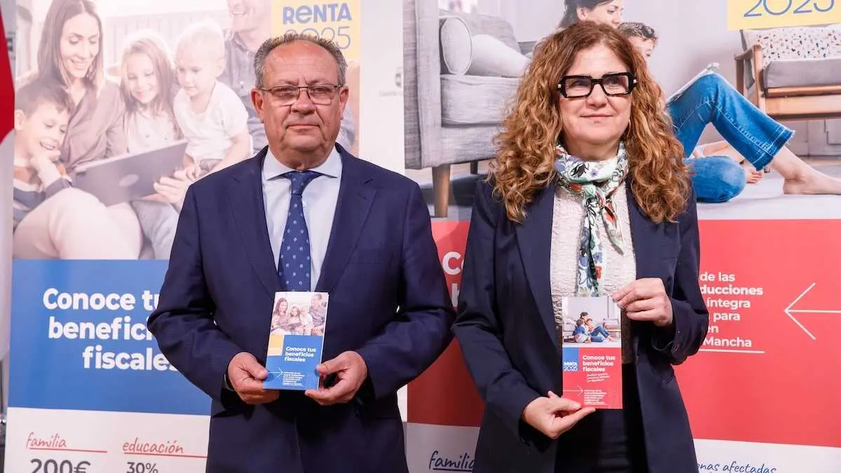 El consejero de Hacienda, Administraciones P&uacute;blicas y Transformaci&oacute;n Digital, Juan Alfonso Ruiz Molina, junto a la directora general de Tributos, Susana Pastor, ha informado de la campa&ntilde;a de la Renta 2025.