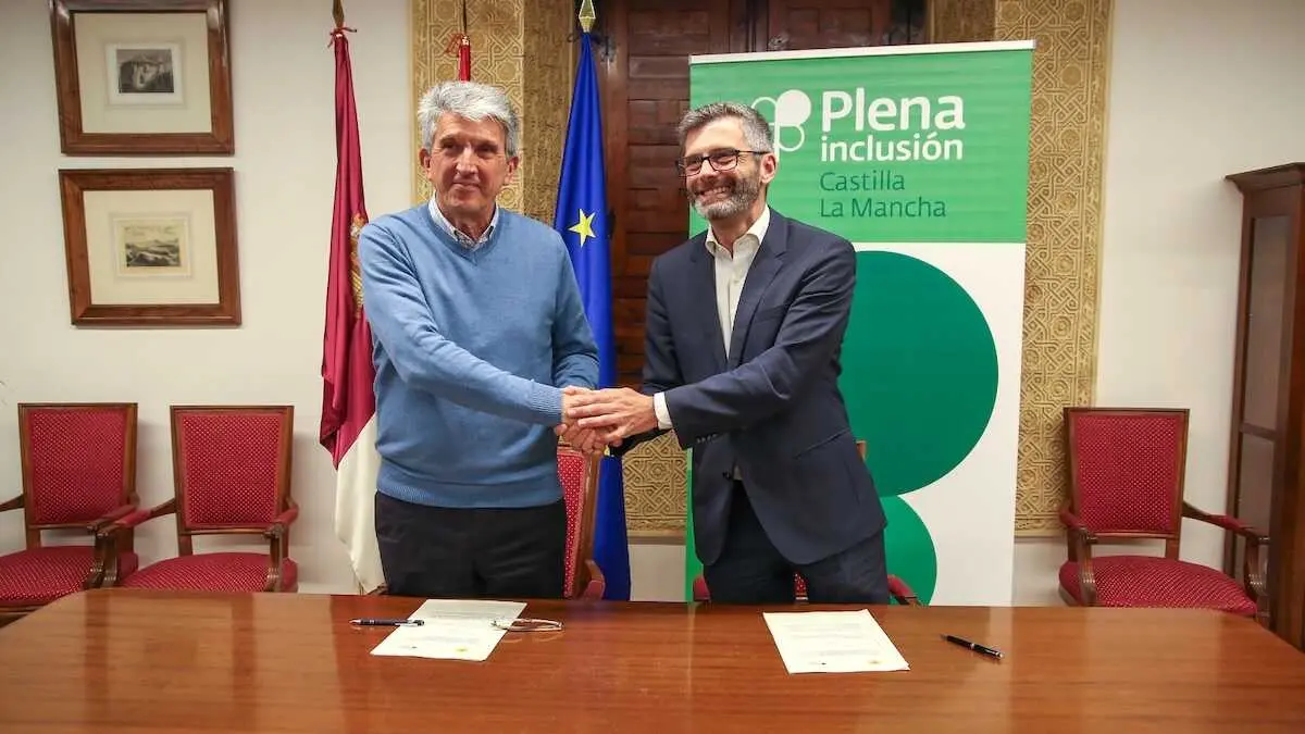 El delegado del Gobierno en Castilla-La Mancha, Jos&eacute; Pablo Sabrido, junto al director gerente de Plena Inclusi&oacute;n Castilla-La Mancha, Daniel Collado