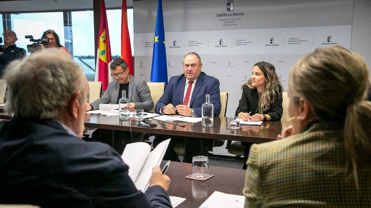 El consejero de Agricultura, Ganader&iacute;a y Desarrollo Rural, Juli&aacute;n Mart&iacute;nez Liz&aacute;n, ha mantenido una reuni&oacute;n con las organizaciones profesionales agrarias ASAJA, UPA y Cooperativas Agroalimentarias.