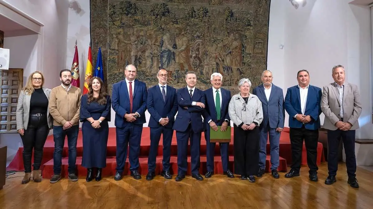 El presidente de Castilla-La Mancha, Emiliano Garc&iacute;a-Page, se re&uacute;ne con miembros de la Red Castellano Manchega de Desarrollo Rural, RECAMDER. En el Palacio de Fuensalida de Toledo.