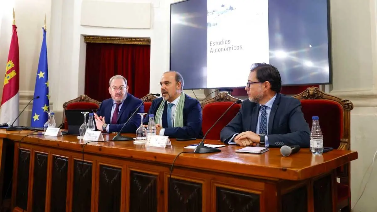 El presidente de las Cortes de Castilla-La Mancha, Pablo Bellido, ha inaugurado en la UCLM en Toledo el XXXVI Seminario de Estudios Auton&oacute;micos.