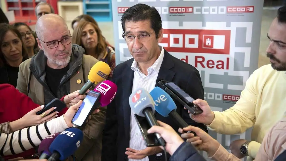 El vicepresidente segundo del Gobierno de Castilla-La Mancha, Jos&eacute; Manuel Caballero, atiendo a los medios en Ciudad Real junto al secretario general de CCOO, Unai Sordo - EP/Eusebio Garc&iacute;a del Castillo