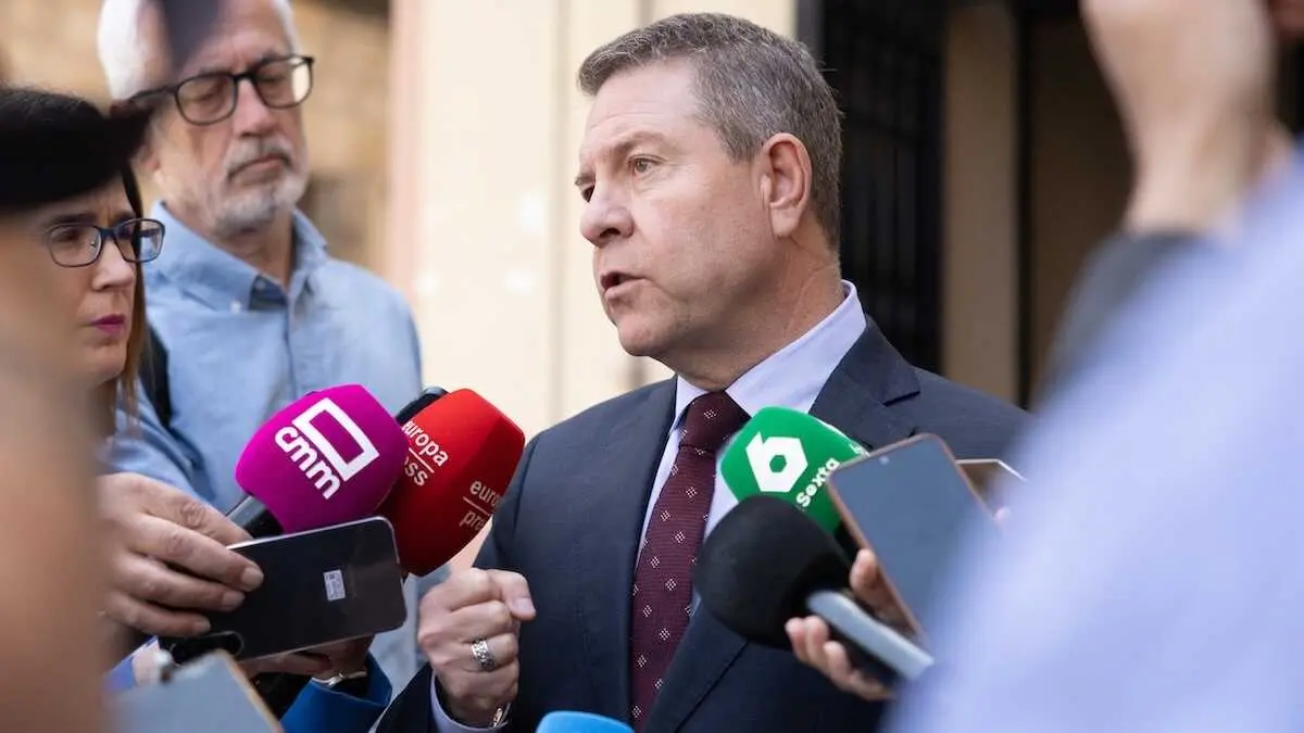 El presidente de Castilla-La Mancha, Emiliano Garc&iacute;a-Page, atendiendo a los medios de comunicaci&oacute;n este jueves en Sig&uuml;enza (Guadalajara)
