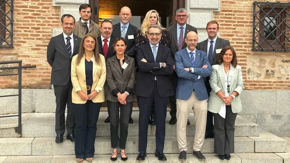 El consejero de Sanidad de Castilla-La Mancha, Jes&uacute;s Fern&aacute;ndez Sanz, posa a las puertas del Parlamento junto a los representantes de los colegios de farmac&eacute;uticos de la regi&oacute;n tras la aprobaci&oacute;n de la nueva Ley de Farmacia de la comunidad aut&oacute;noma.