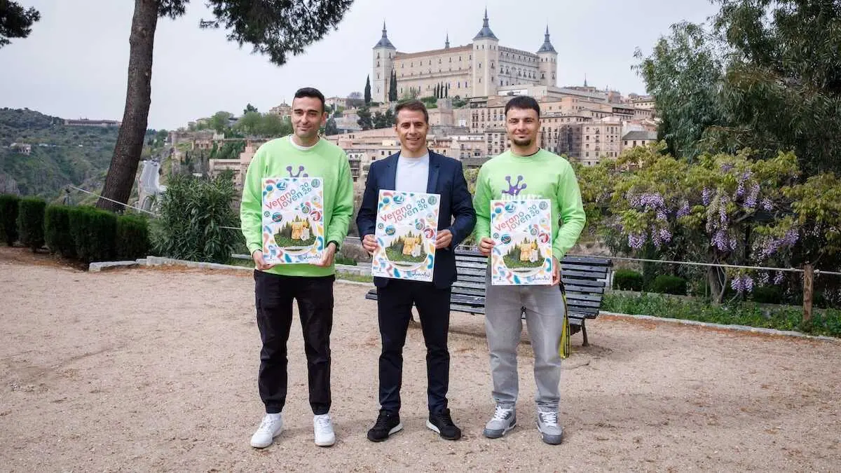 El director general de Juventud y Deportes, Carlos Yuste, presenta el &acute;Verano Joven 2026&acute;, en el Castillo de San Servando de Toledo.