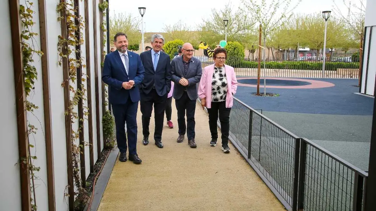 El delegado del Gobierno en Castilla-La Mancha, Jos&eacute; Pablo Sabrido, durante la visita que ha realizado a Corral de Calatrava (Ciudad Real)