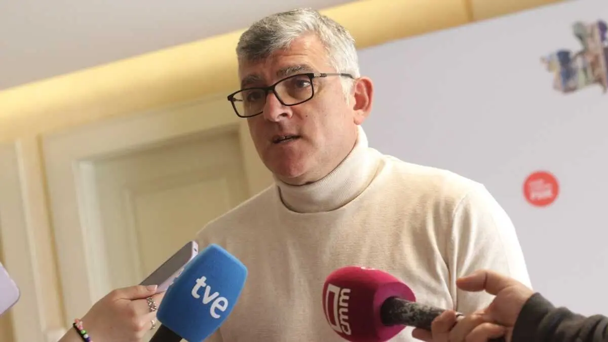 El presidente del PSOE en las Cortes de Castilla-La Mancha, &Aacute;ngel Tom&aacute;s Godoy, atendiendo a los medios de comunicaci&oacute;n este viernes en Toledo.