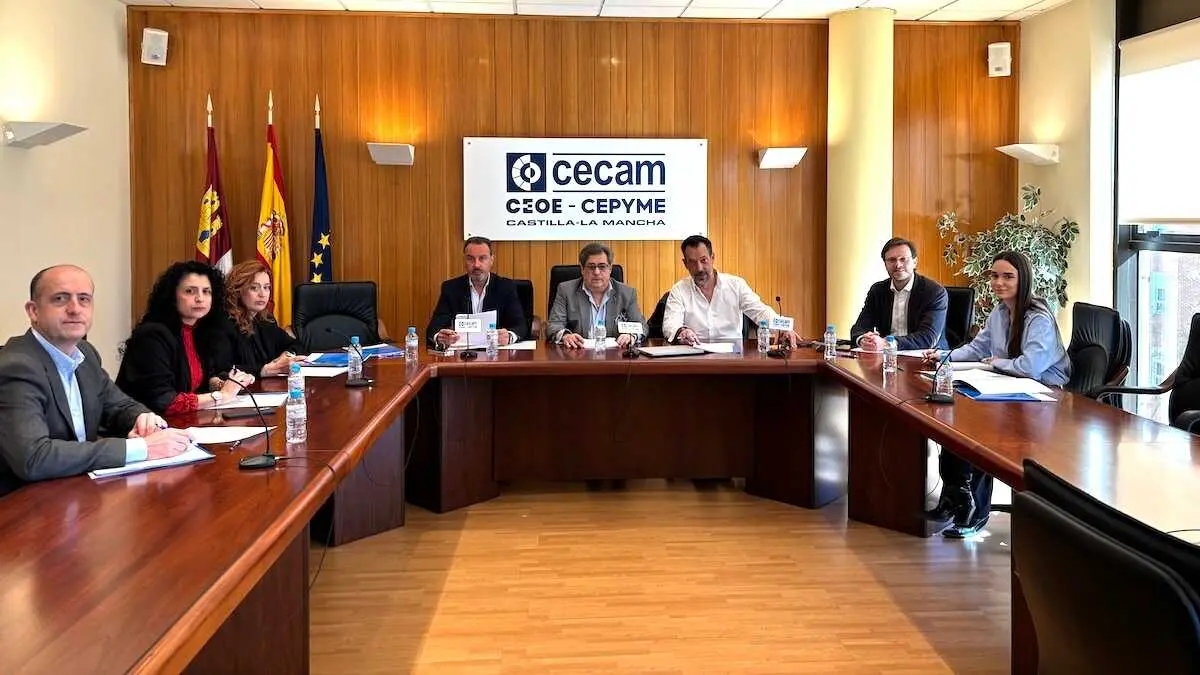 En la imagen un instante de la reuni&oacute;n de la Federaci&oacute;n Regional de Agencias Inmobiliarias de Castilla-La Mancha