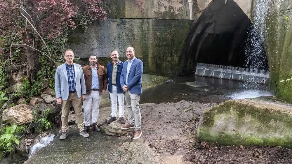 Guadalajara instala un sistema que frena toallitas en el r&iacute;o Henares