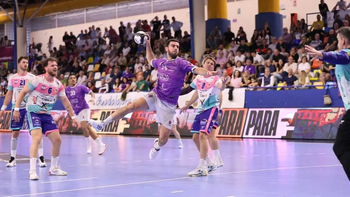 Un penalti final condena a Guadalajara tras rozar la victoria (25-25) - Fotograf&iacute;a: Santi Molina