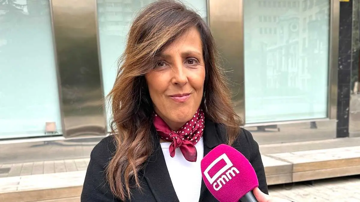 La diputada regional del PP, Mar&iacute;a Gil, atendiendo a los medios este s&aacute;bado en Albacete