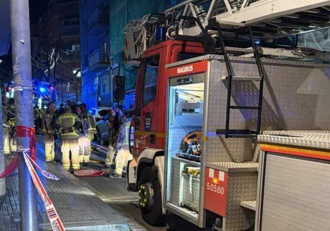 Varios heridos graves y vecinos confinados tras un incendio en un edificio