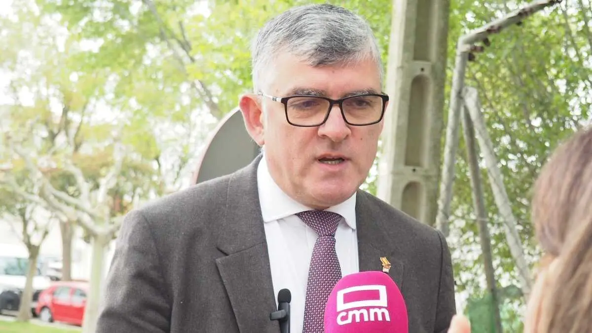 El presidente del PSOE en las Cortes de Castilla-La Mancha, &Aacute;ngel Tom&aacute;s Godoy, atendiendo a los medios este domingo desde San Clemente (Cuenca).