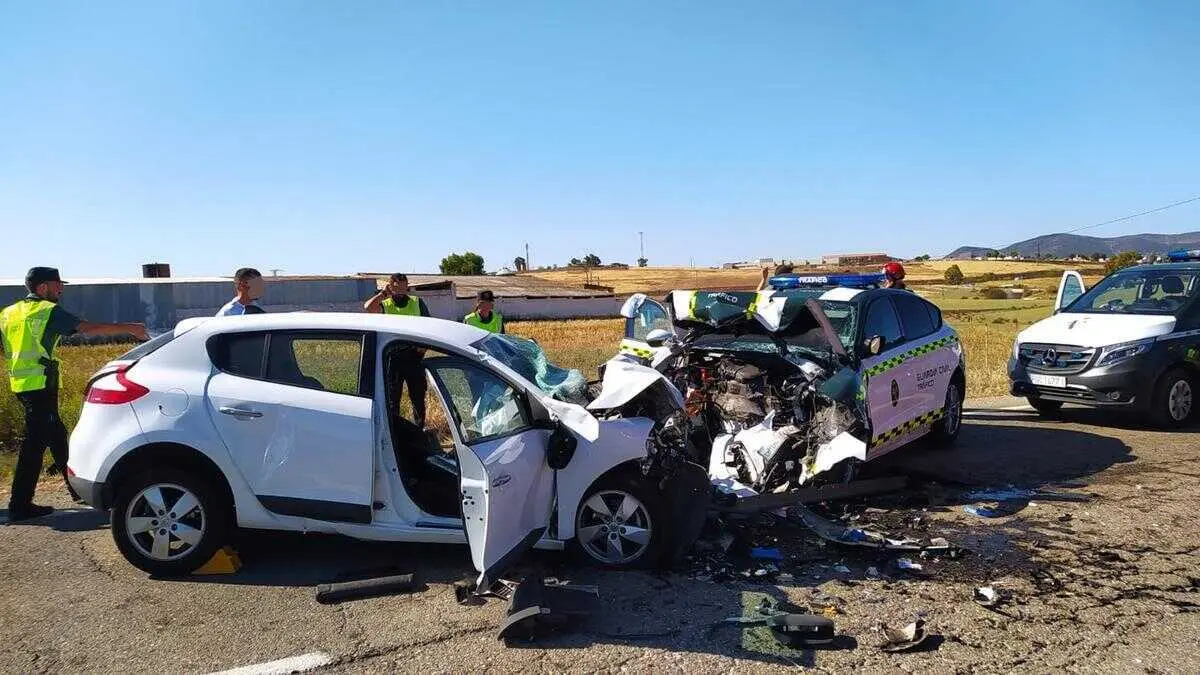 Imagen de archivo de un accidente de tr&aacute;fico con un turismo y un coche patrulla de la Guardia Civil implicados