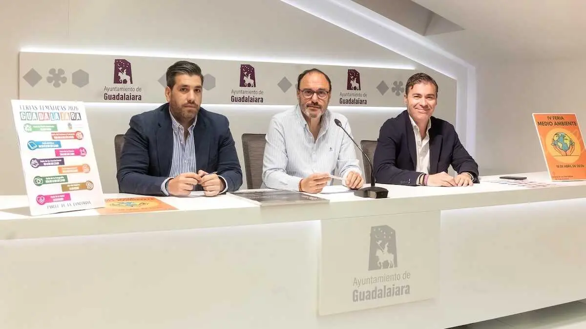 El concejal de Participaci&oacute;n Ciudadana, Roberto Narro, acompa&ntilde;ado por los concejales Jos&eacute; Luis Alguacil y David Garc&iacute;a.