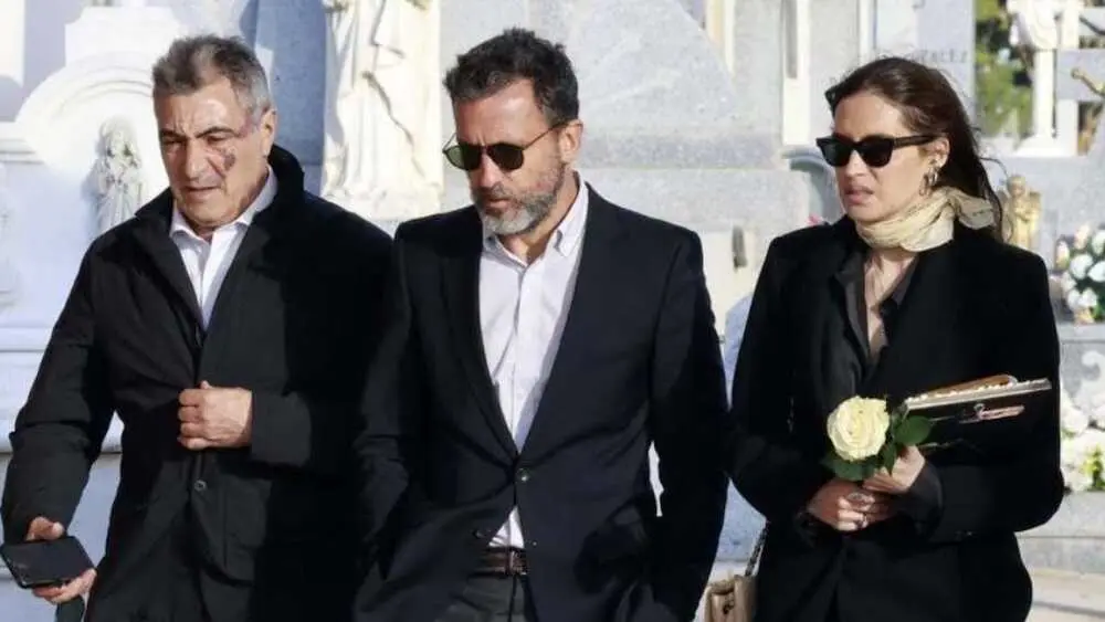 En la imagen Sara Carbonero junto a su no vio Jos&eacute; Luis y su padre Carlos en el cementerio de Corral de Almaguer (Toledo).