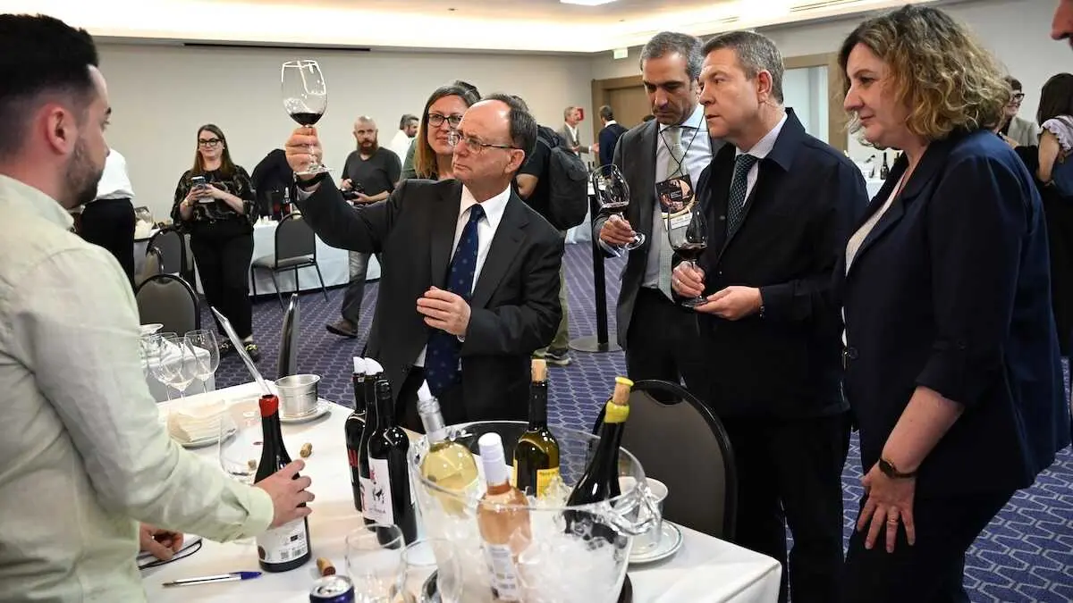 El presidente de Castilla-La Mancha, Emiliano Garc&iacute;a-Page, visita la acci&oacute;n comercial de vinos que organiza el Instituto de Promoci&oacute;n Exterior de Castilla-La Mancha en Interbev Wine Tasting.