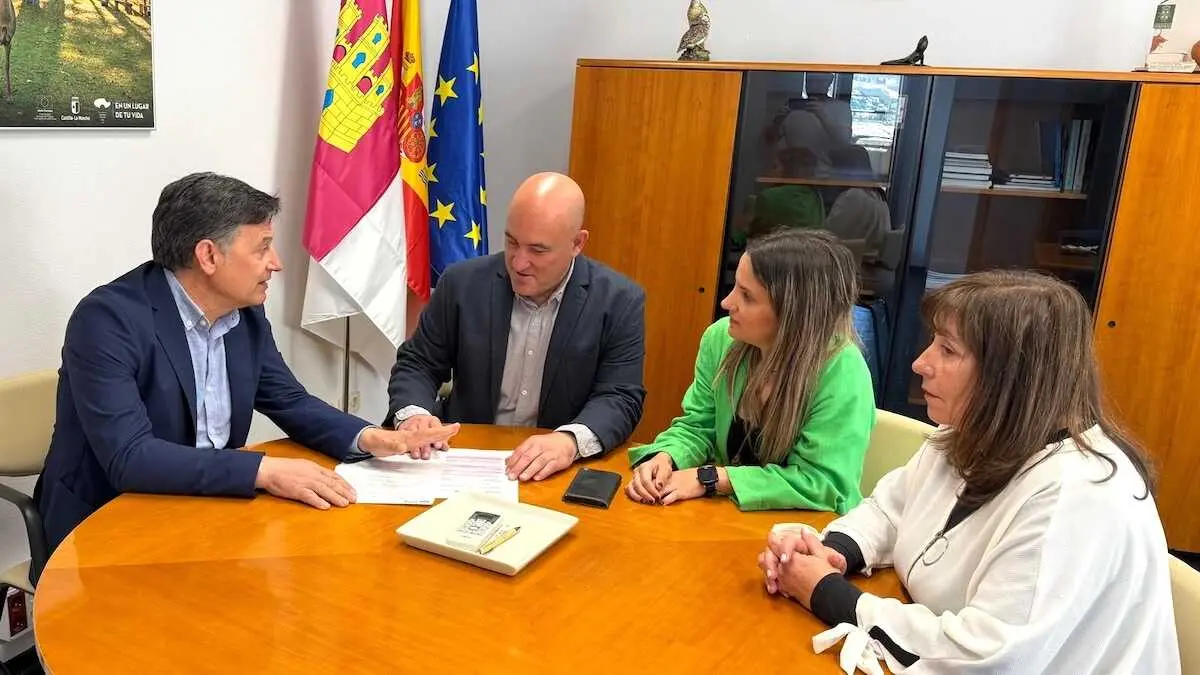 Jos&eacute; Manuel Mart&iacute;n Aparicio, nuevo viceconsejero de la PAC en Castilla-La Mancha, durante el encuentro con los representantes de UPA