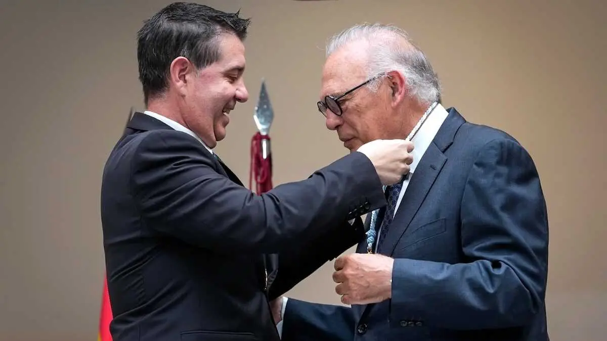 Santiago Caba&ntilde;ero, presidente de la Diputaci&oacute;n de Albacete, entrega de la Medalla de Oro de Honor y Gratitud de la Provincia de Albacete al periodista Pedro Piqueras.