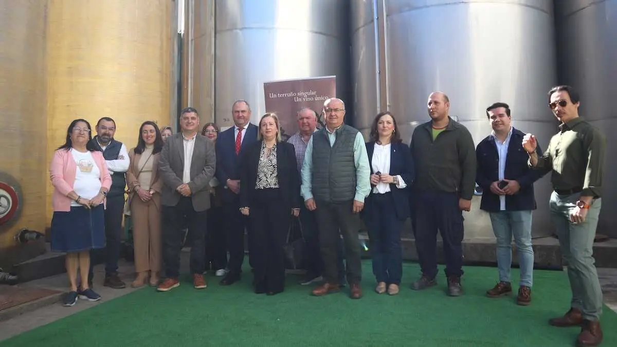 El consejero de Agricultura, Ganader&iacute;a y Desarrollo Rural, Juli&aacute;n Mart&iacute;nez Liz&aacute;n, ha visitado la Cooperativa Nuestra Se&ntilde;ora de la Natividad de M&eacute;ntrida (Toledo).