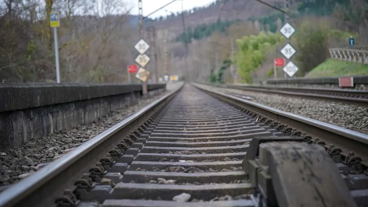 catenaria, v&iacute;as del tren, ferrocarril, accidente de tren,