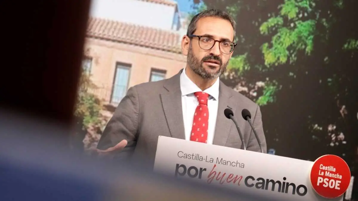 El secretario de Organizaci&oacute;n del PSOE de Castilla-La Mancha, Sergio Guti&eacute;rrez, durante la rueda de prensa que ha ofrecido