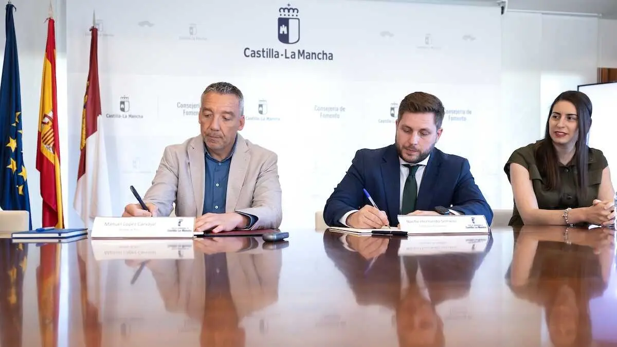 El consejero de Fomento, Nacho Hernando, firma el nuevo convenio del servicio ASTRA de Pioz (Guadalajara) en la Consejer&iacute;a de Fomento en Toledo.