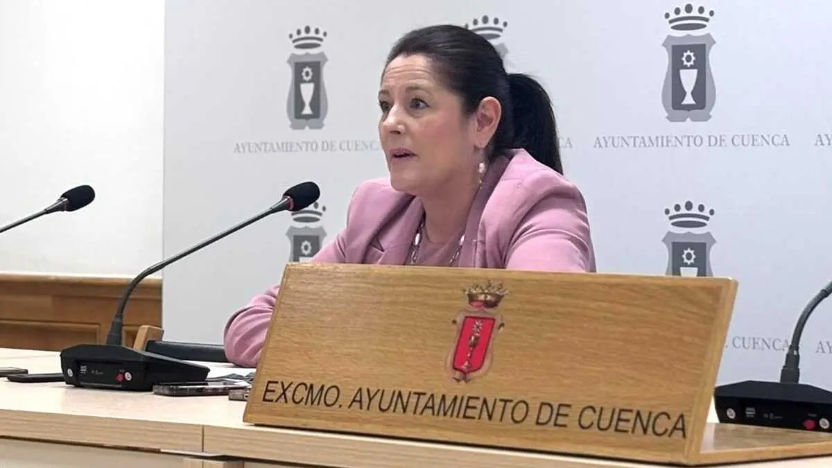 La portavoz del equipo de Gobierno del Ayuntamiento de Cuenca, Saray Portillo, durante la rueda de prensa que ha ofrecido