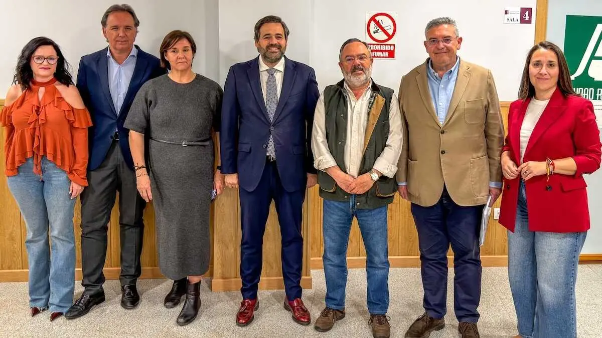 El presidente del Partido Popular de Castilla-La Mancha, Paco N&uacute;&ntilde;ez (c), ha mantenido este viernes una reuni&oacute;n con el Consejo Regulador de la DO Valdepe&ntilde;as