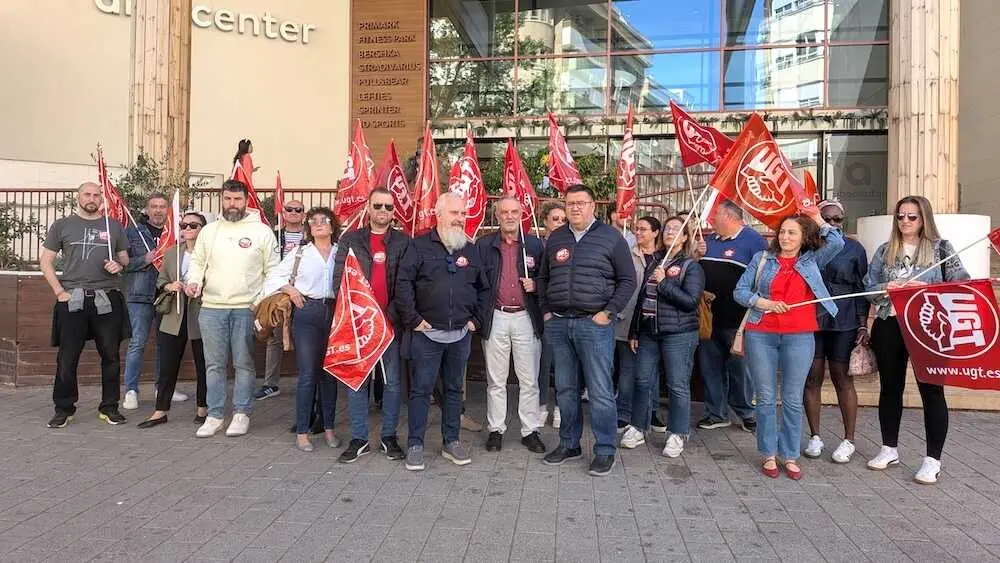 UGT ha salido este viernes a las calles de Castilla-La Mancha contra el preacuerdo estatal del convenio de grandes marcas de comercio, textil y calzado