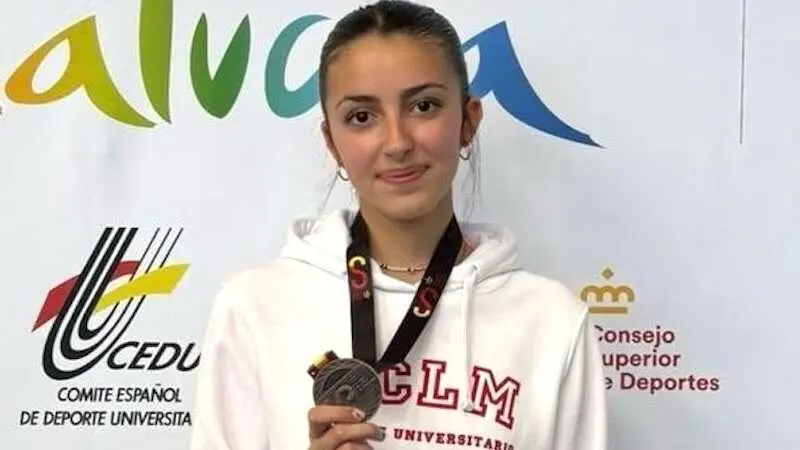 Luc&iacute;a Jimeno da a la UCLM su primer bronce en el Nacional de Esgrima