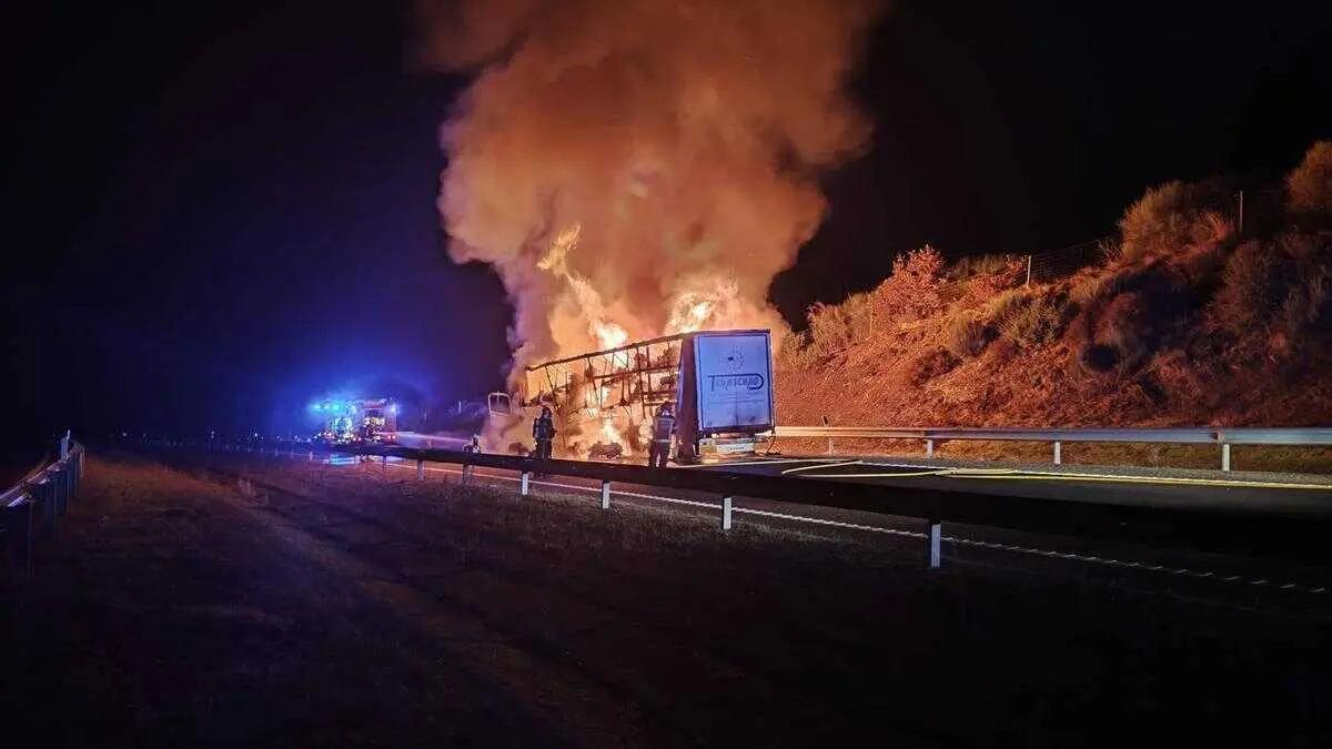 Imagen de archivo de un accidente de tr&aacute;fico con un cami&oacute;n implicado ardiendo