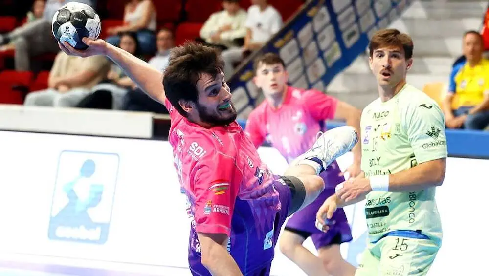 El Logro&ntilde;o exhibe su pegada frente al Caser&iacute;o Ciudad Real (28-33) - Fotograf&iacute;a: Jos&eacute; Ram&oacute;n Garc&iacute;a Carpintero