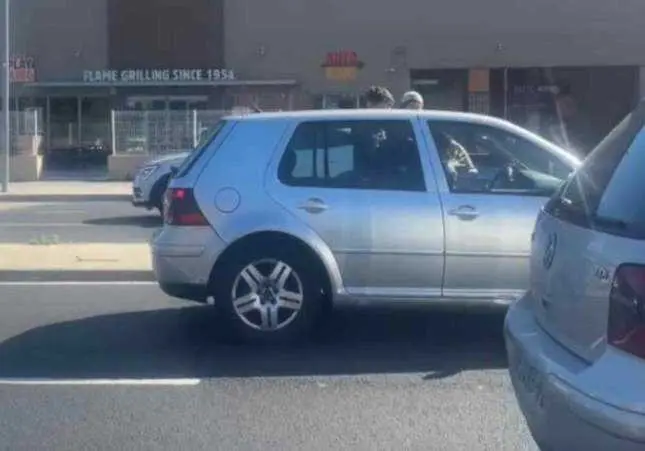 VIDEO. Se l&iacute;a con otro conductor a pu&ntilde;etazos en una discusi&oacute;n de tr&aacute;fico
