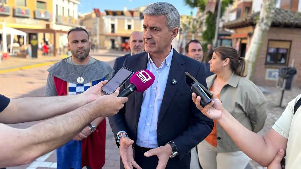 El secretario general del PSOE de la provincia de Toledo, &Aacute;lvaro Guti&eacute;rrez, atendiendo a los medios este domingo en Oropesa (Toledo)