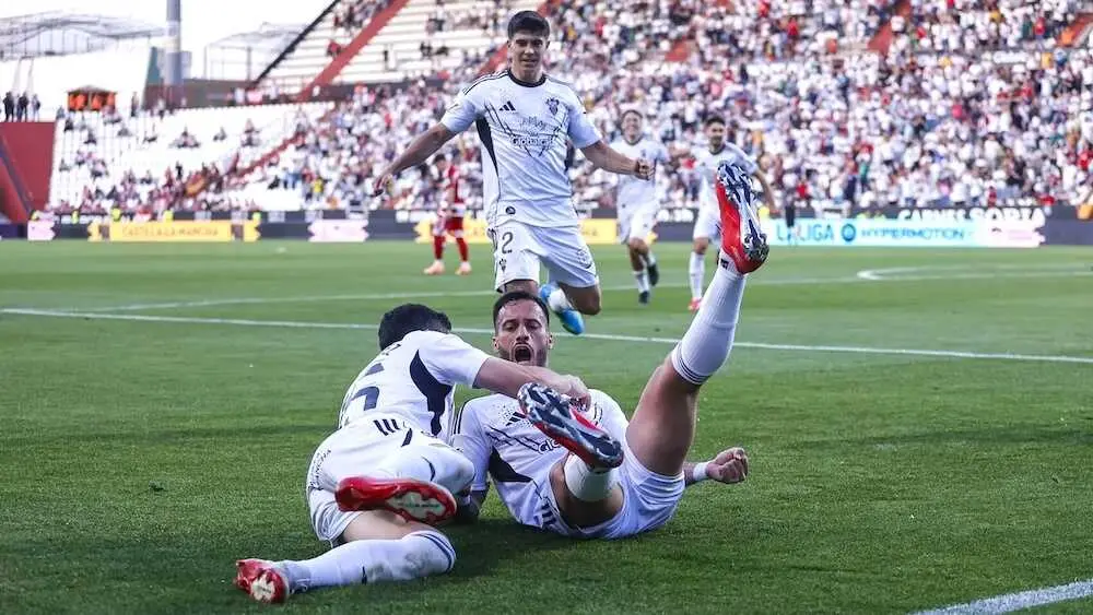 El Albacete golea al Granada y sella su permanencia virtual (4-1)