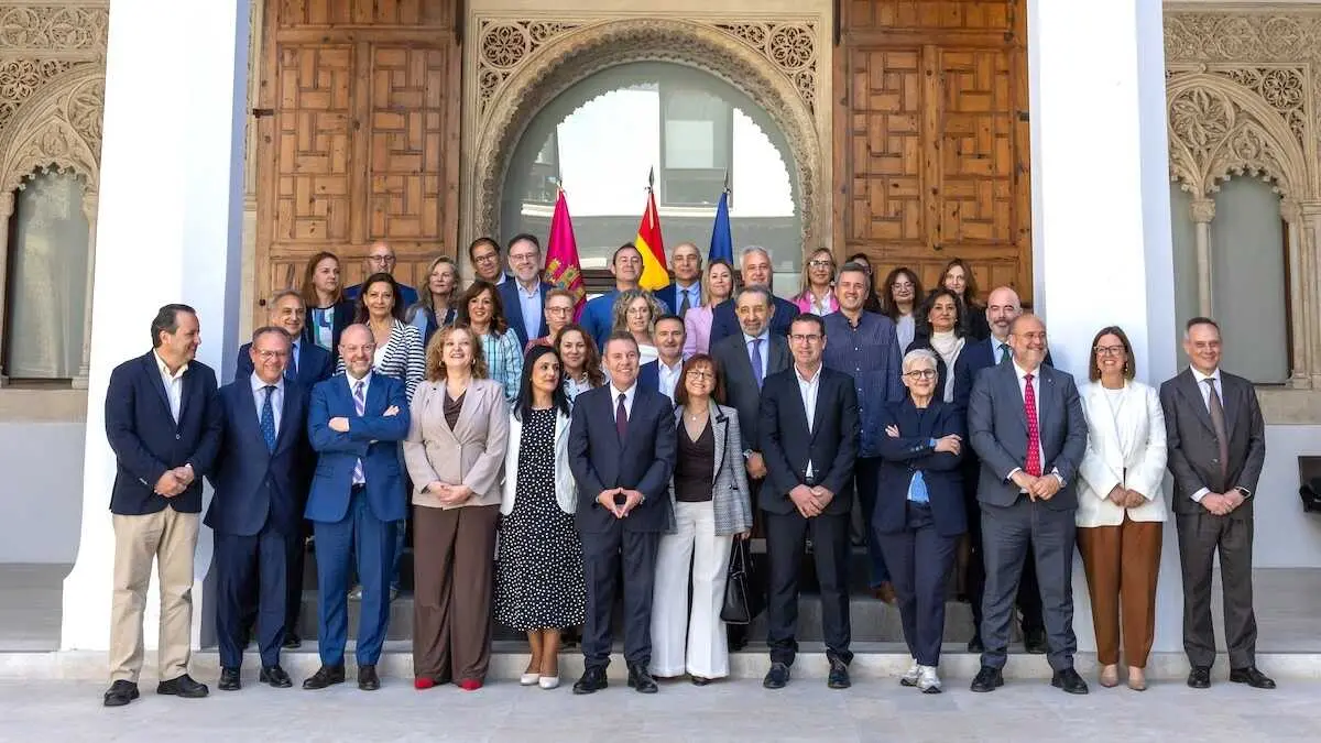 El jefe del Gobierno regional, Emiliano Garc&iacute;a-Page, preside, en Toledo, el acto de firma del pacto por el que se establecen las bases para la reactivaci&oacute;n de la carrera profesional sanitaria.