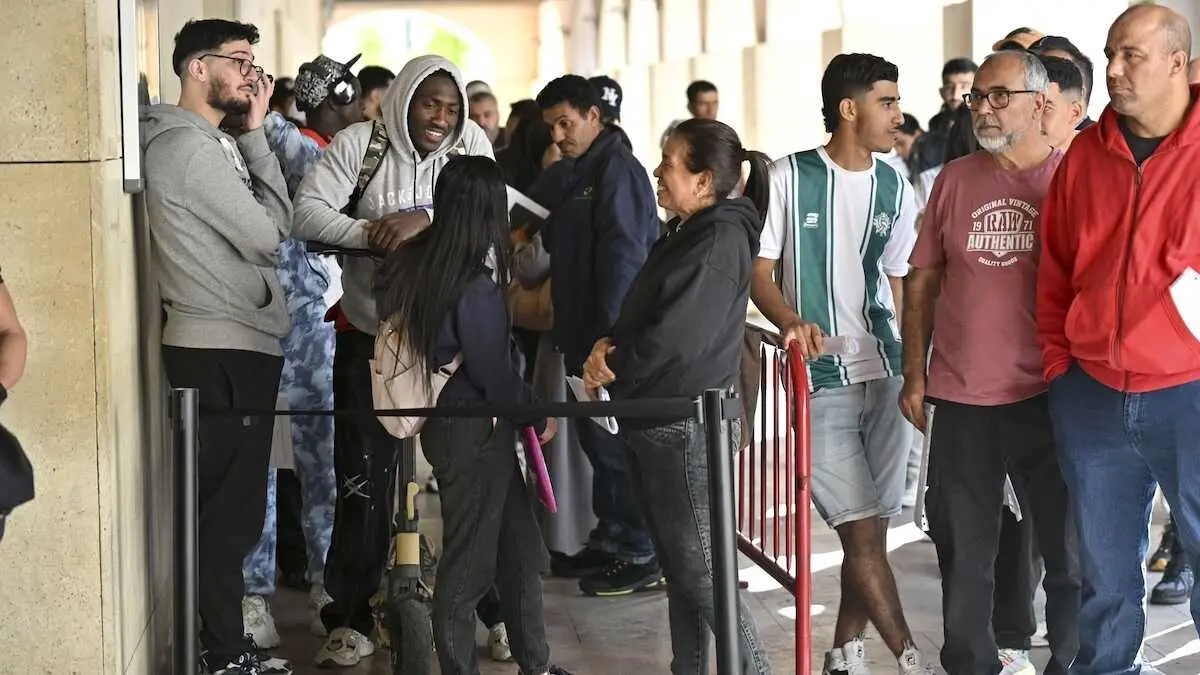 Inmigrantes hacen cola para solicitar su regularizaci&oacute;n dentro de la regularizaci&oacute;n de migrantes puesta en marcha por el Gobierno de Espa&ntilde;a, inmigraci&oacute;n, extranjer&iacute;a,&nbsp;