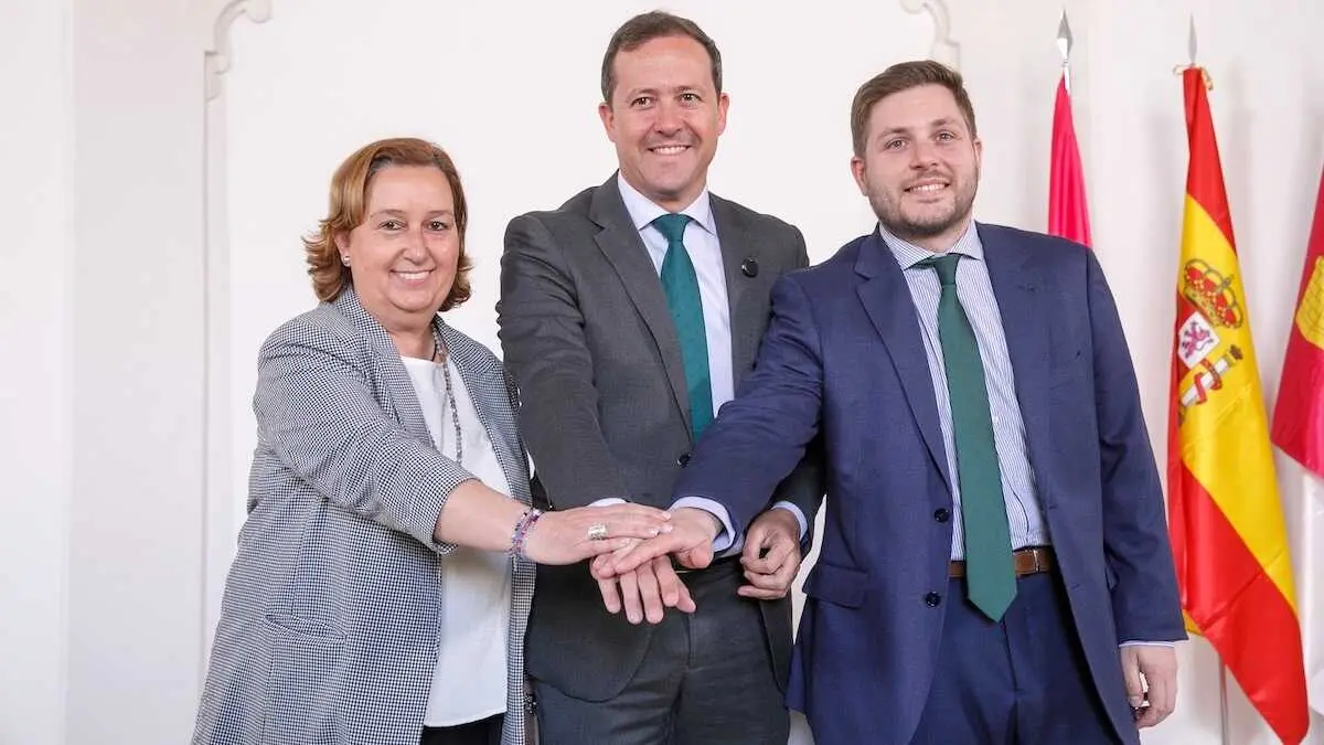 El consejero de Fomento, Nacho Hernando, firma, junto con el alcalde de Toledo, Carlos Vel&aacute;zquez; y la presidenta de la Diputaci&oacute;n de Toledo, Concepci&oacute;n Cedillo, el convenio para el acondicionamiento de la estaci&oacute;n de autobuses de Toledo.