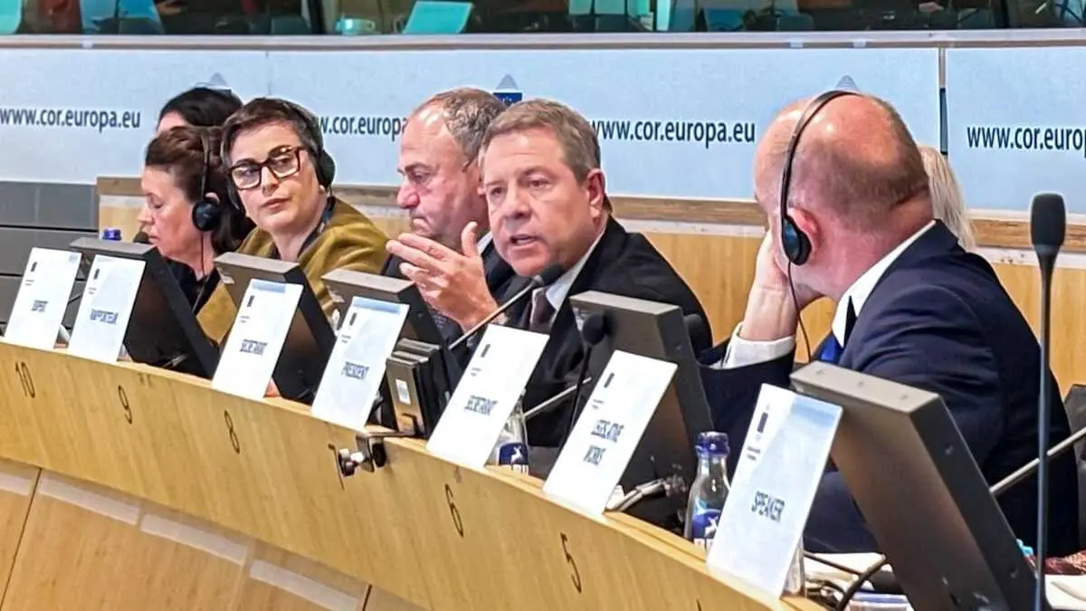 El presidente de Castilla-La Mancha, Emiliano Garc&iacute;a-Page, presenta, en Bruselas, el dictamen para el relevo generacional en la agricultura, en el marco de la 8&ordf; Reuni&oacute;n de la Comisi&oacute;n de Recursos Naturales del Comit&eacute; Europeo de las Regiones.