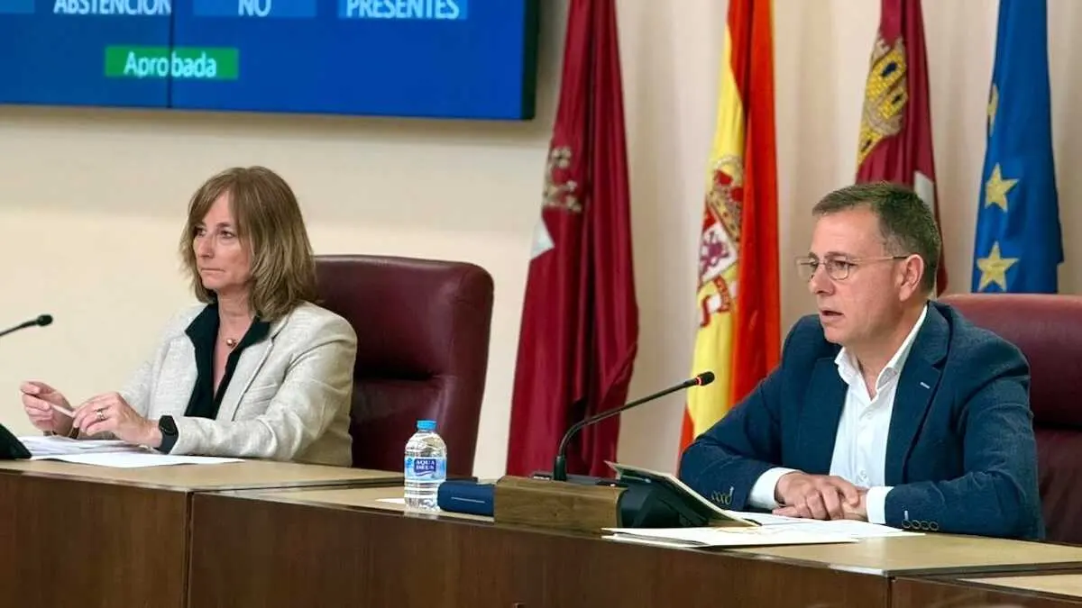 El alcalde de Albacete, Manuel Serrano, interviene en el pleno del Ayuntamiento que ha aprobado este martes la ordenanza de la Zona de Bajas Emisiones (ZBE)