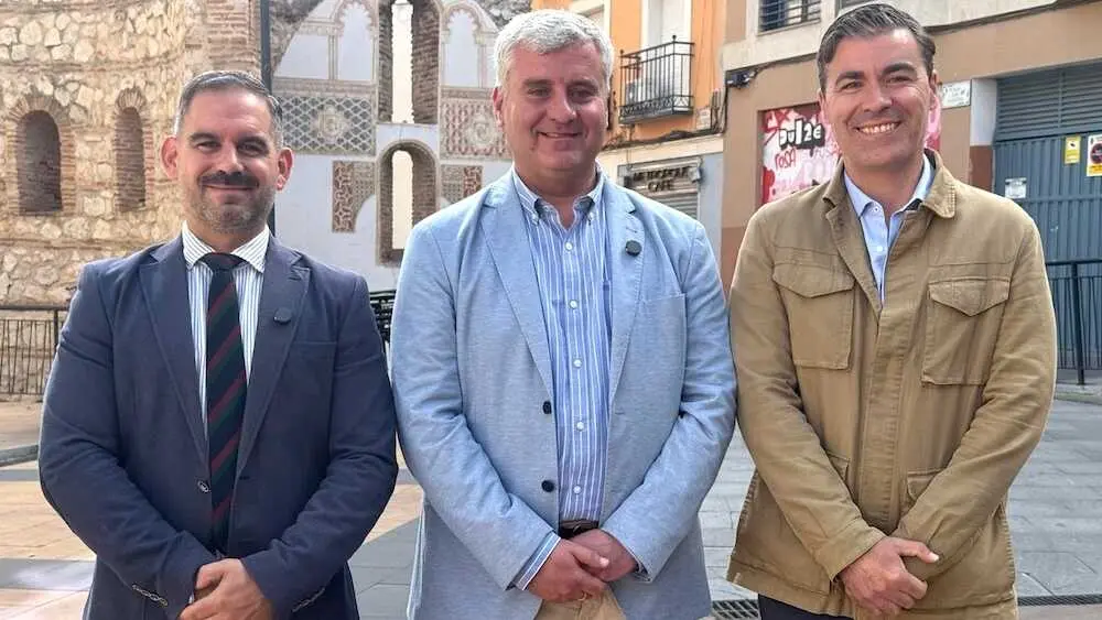 El concejal de Hacienda de Guadalajara, Alfonso Esteban (c); el concejal de Servicios Municipales, David Garc&iacute;a (d); y el concejal de Infraestructuras, Santiago L&oacute;pez Pomeda (i).