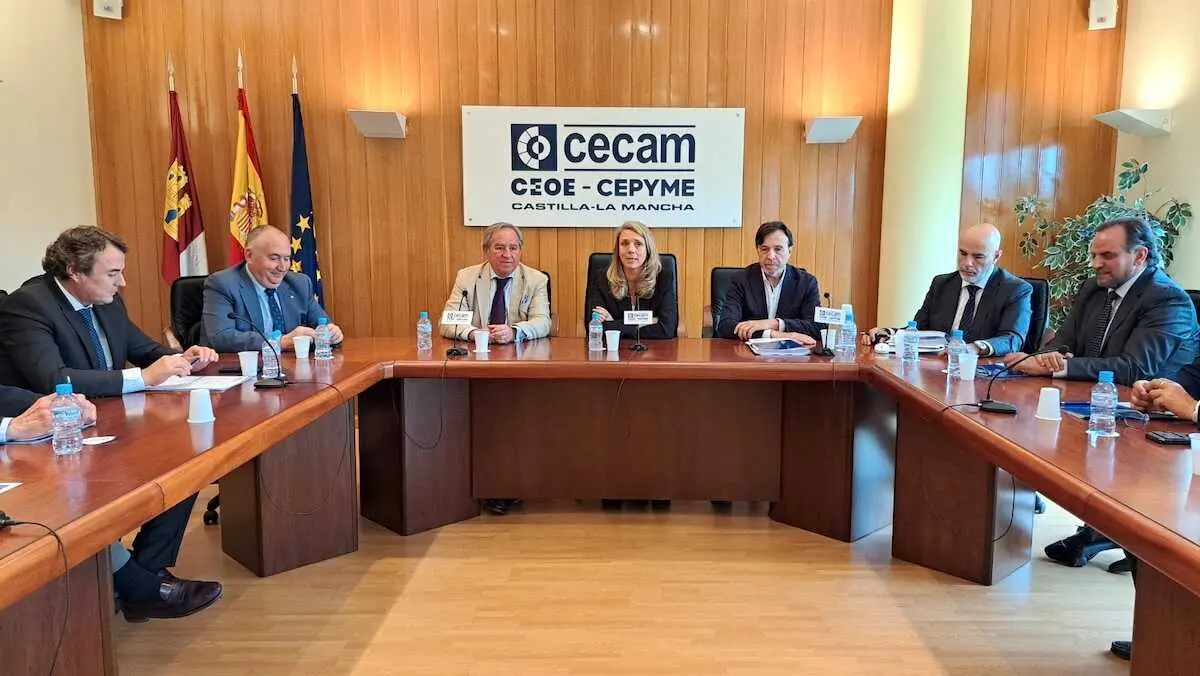 La Junta Directiva de CECAM se re&uacute;ne con la presidenta de Cepyme, &Aacute;ngela de Miguel, en la sede de CECAM CEOE-CEPYME en Toledo