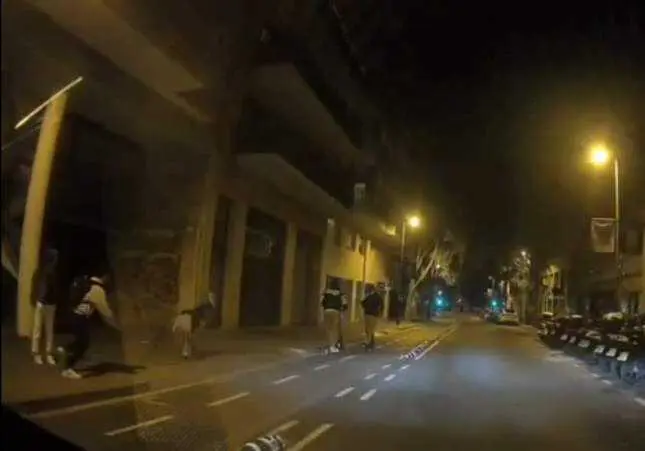 VIDEO. As&iacute; te roban el m&oacute;vil en plena calle: van en patinetes el&eacute;ctricos