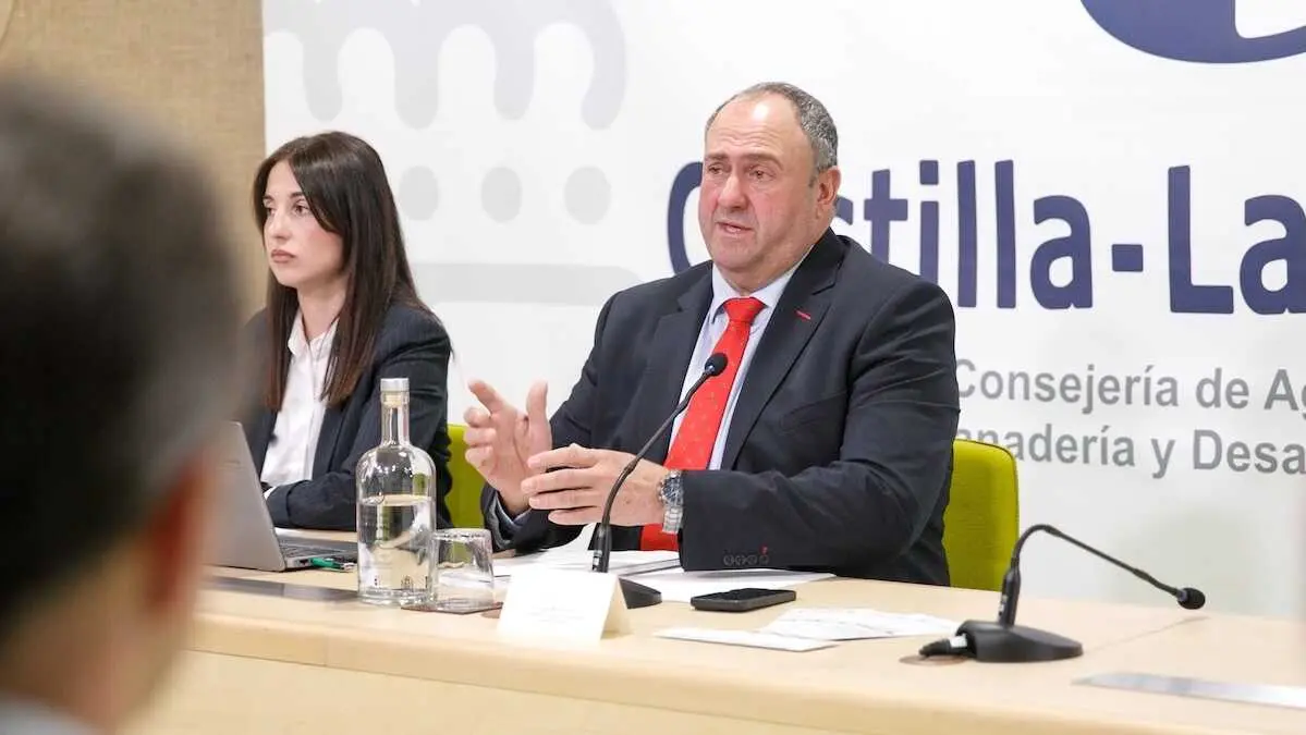 El consejero de Agricultura, Ganader&iacute;a y Desarrollo Rural, Juli&aacute;n Mart&iacute;nez Liz&aacute;n, presenta, en la sala de prensa de la Consejer&iacute;a, el Plan Estrat&eacute;gico de Ganader&iacute;a Extensiva de Castilla-La Mancha.