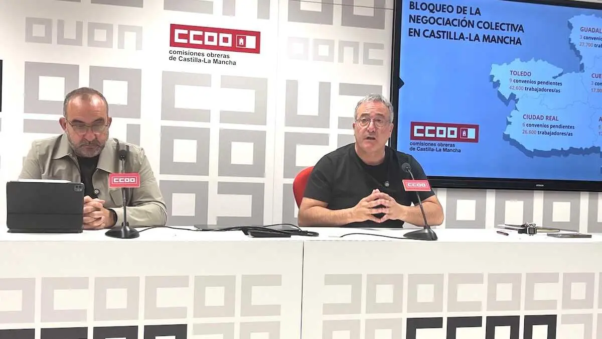 Los dirigente de CCOO Javier Pacheco y Angel León durante la rueda de prensa que han ofrecido