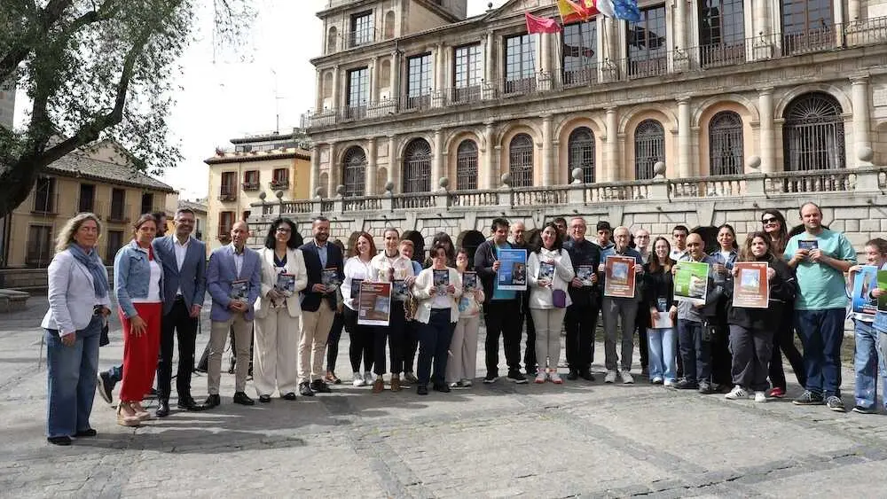 La capital regional ha celebrado la efem&eacute;ride con la lectura p&uacute;blica de' El Quijote' en versi&oacute;n de lectura f&aacute;cil