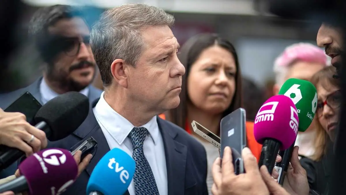 El presidente de Castilla-La Mancha, Emiliano Garc&iacute;a-Page, atendiendo a los medios de comunicaci&oacute;n este viernes en Azuqueca de Henares (Guadalajara)